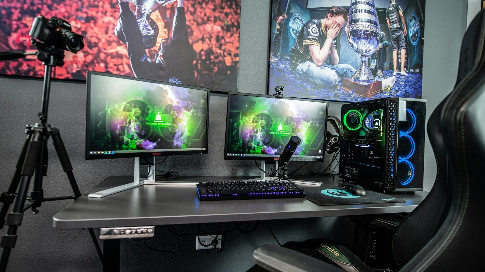 Gaming setup decorations with dual monitors, RGB PC, microphone, wall art, and chair creating an immersive and stylish gaming space. Image by ELLA DON via www.unsplash.com