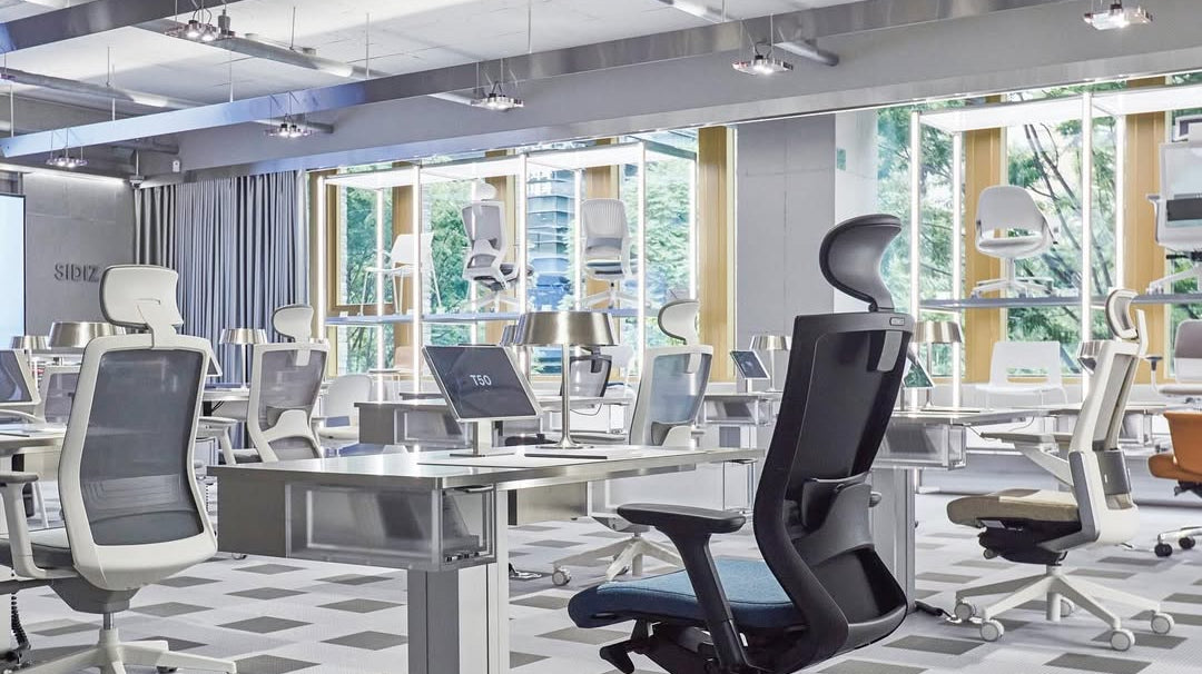 Showroom filled with stylish office chairs in modern designs, showcasing ergonomic seating options that combine comfort and elegance.