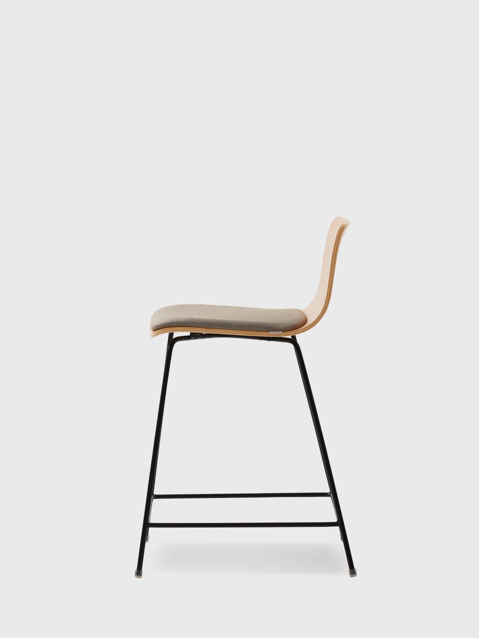 OUI ergonomic bar stool detail