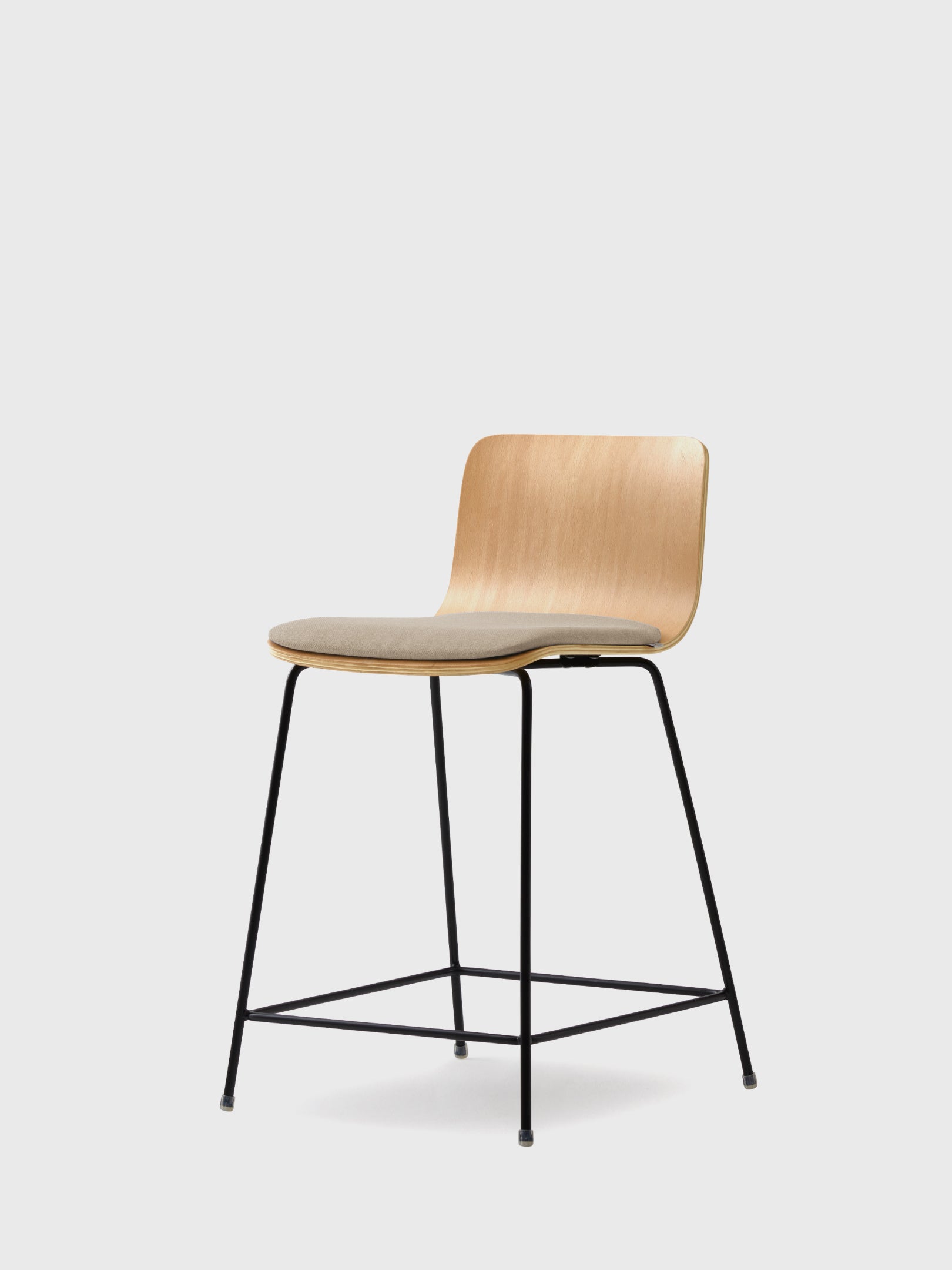 OUI 550 mm / Fabric, Black frame and Beige seat
