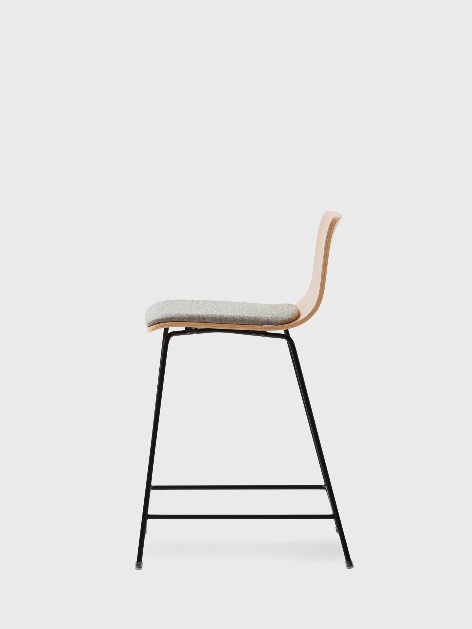 OUI ergonomic bar stool detail