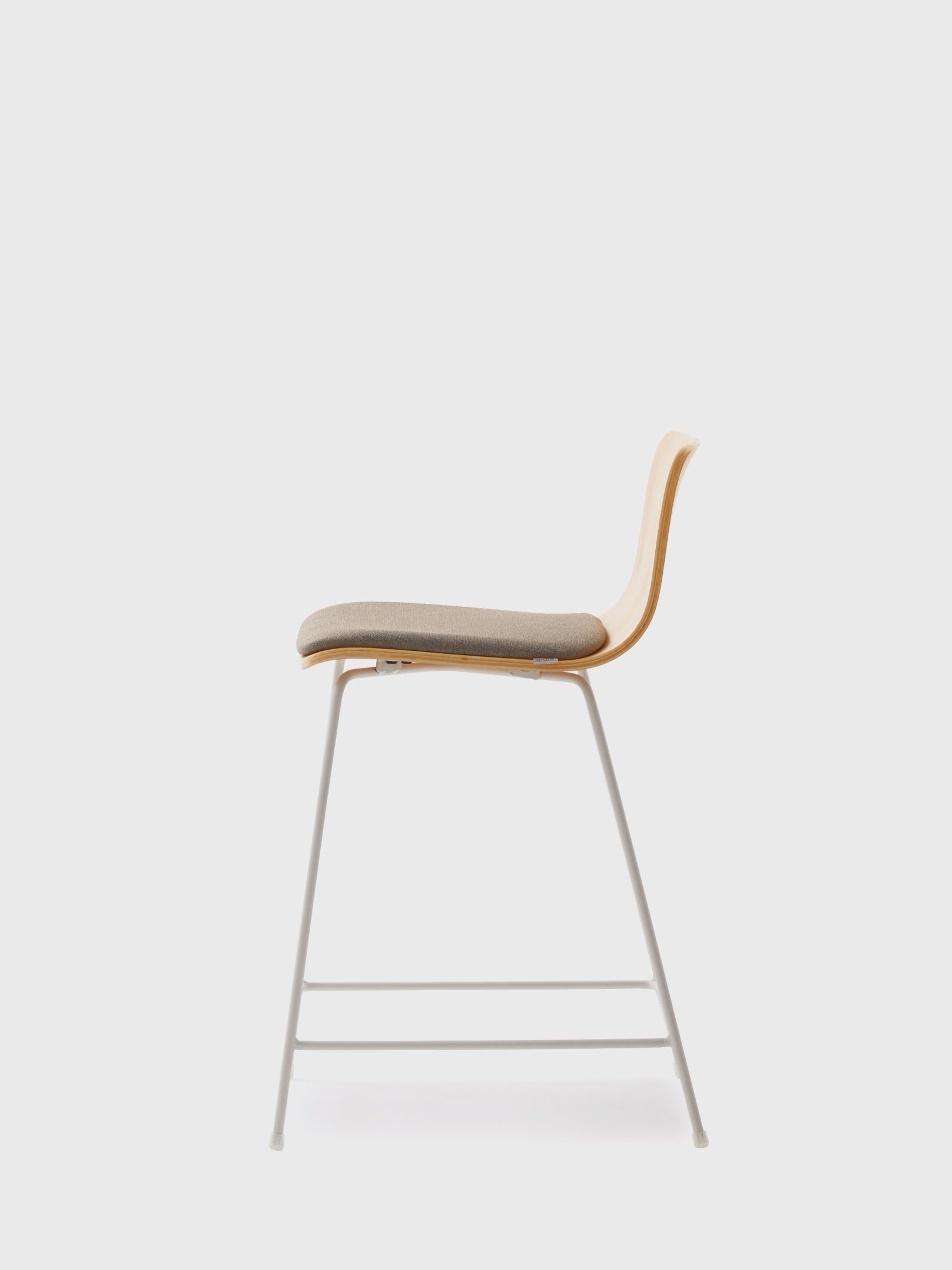 OUI ergonomic bar stool detail