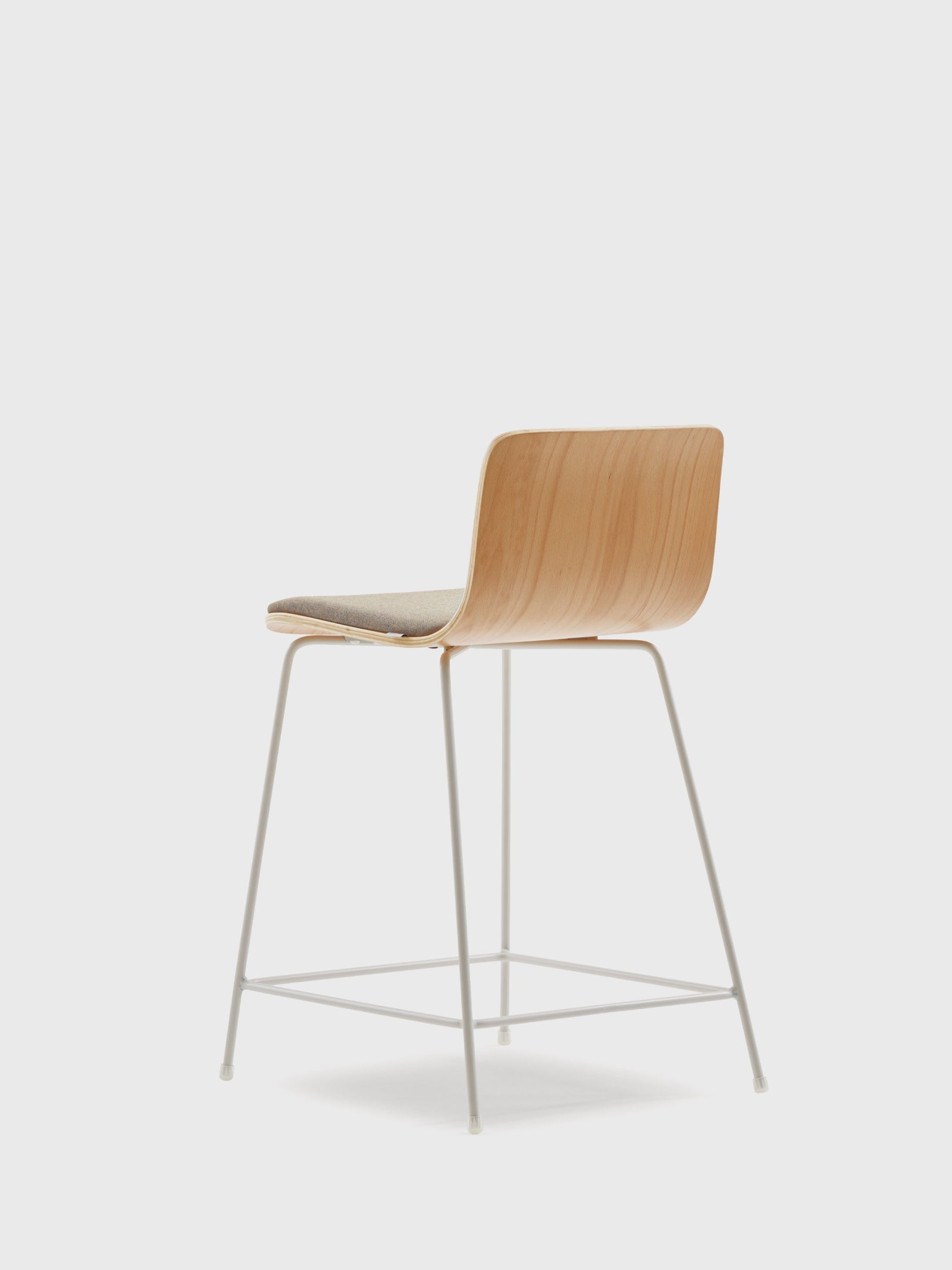 OUI ergonomic bar stool detail