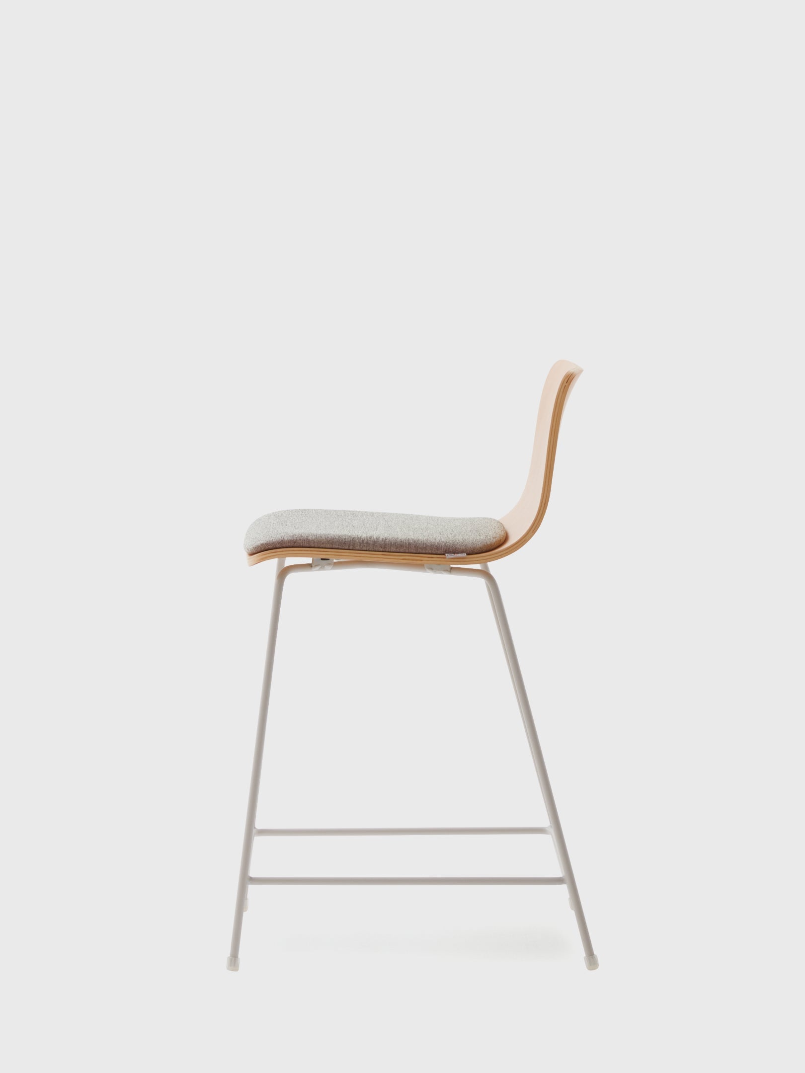 OUI ergonomic bar stool detail