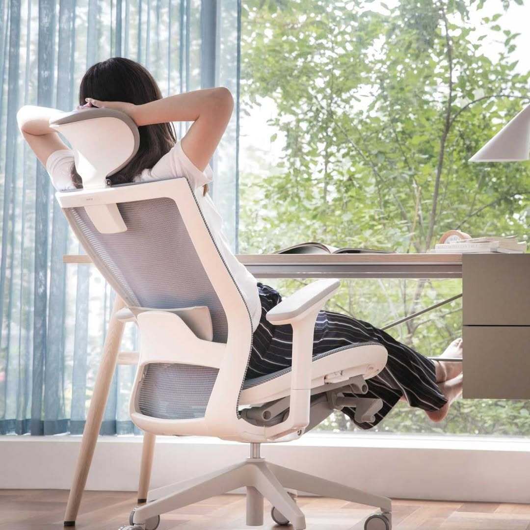 Comparing the giants: A size guide for Herman Miller vs. Steelcase vs. Sidiz