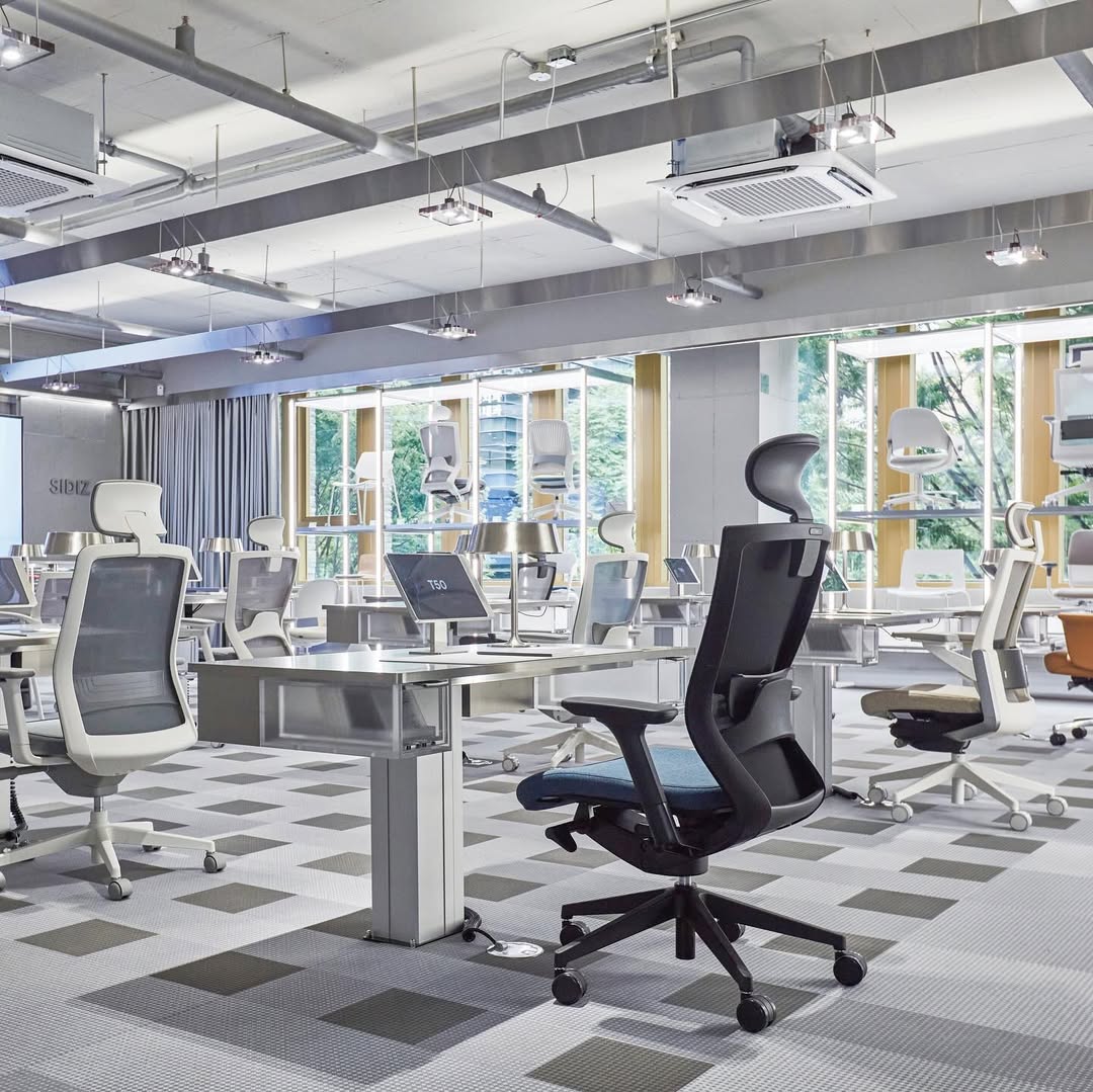 Showroom filled with stylish office chairs in modern designs, showcasing ergonomic seating options that combine comfort and elegance.