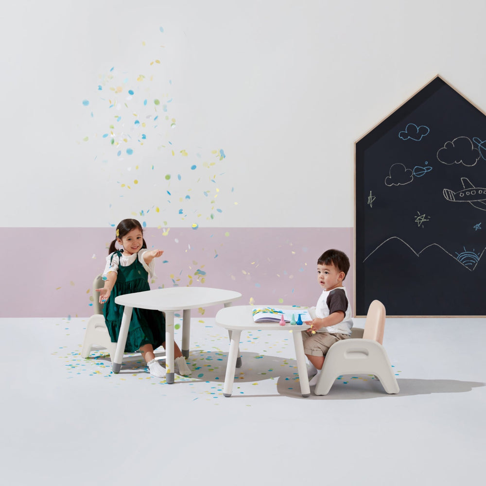 Children playing and learning with SIDIZ ATTI chairs and tables