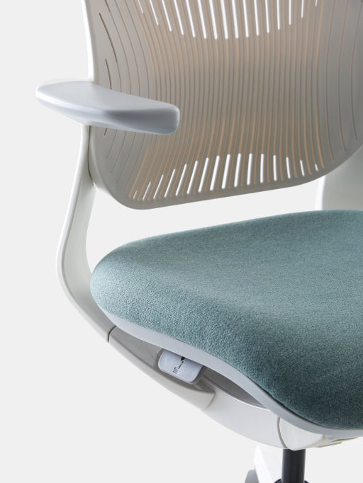 Curved side profile of the LINIE chair