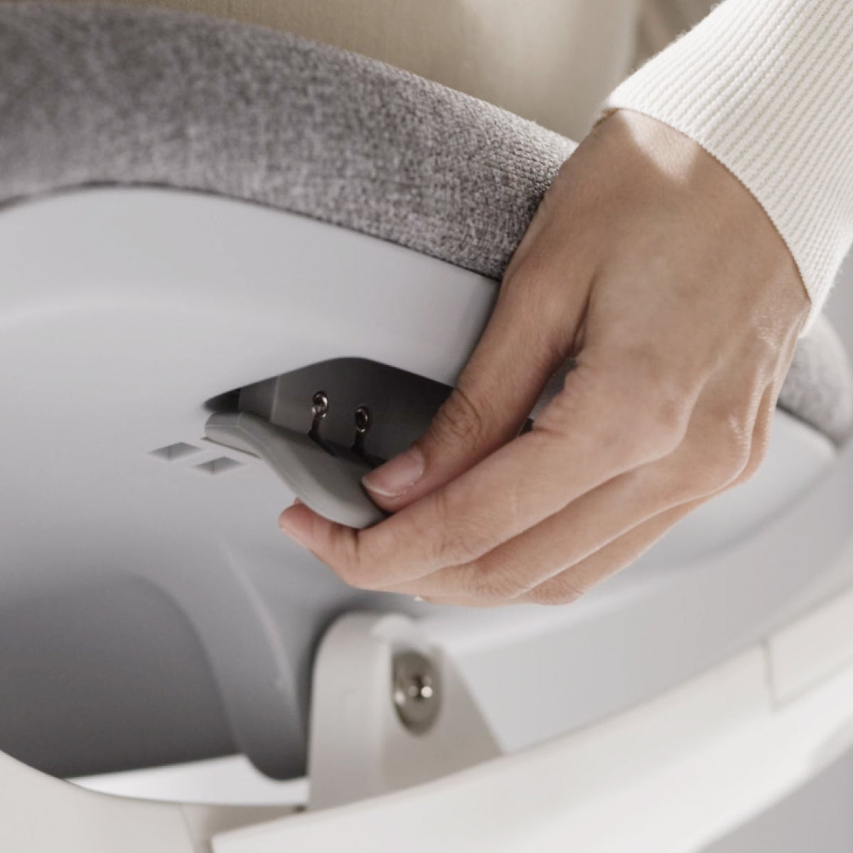 LINIE adjustment controls beside the seat
