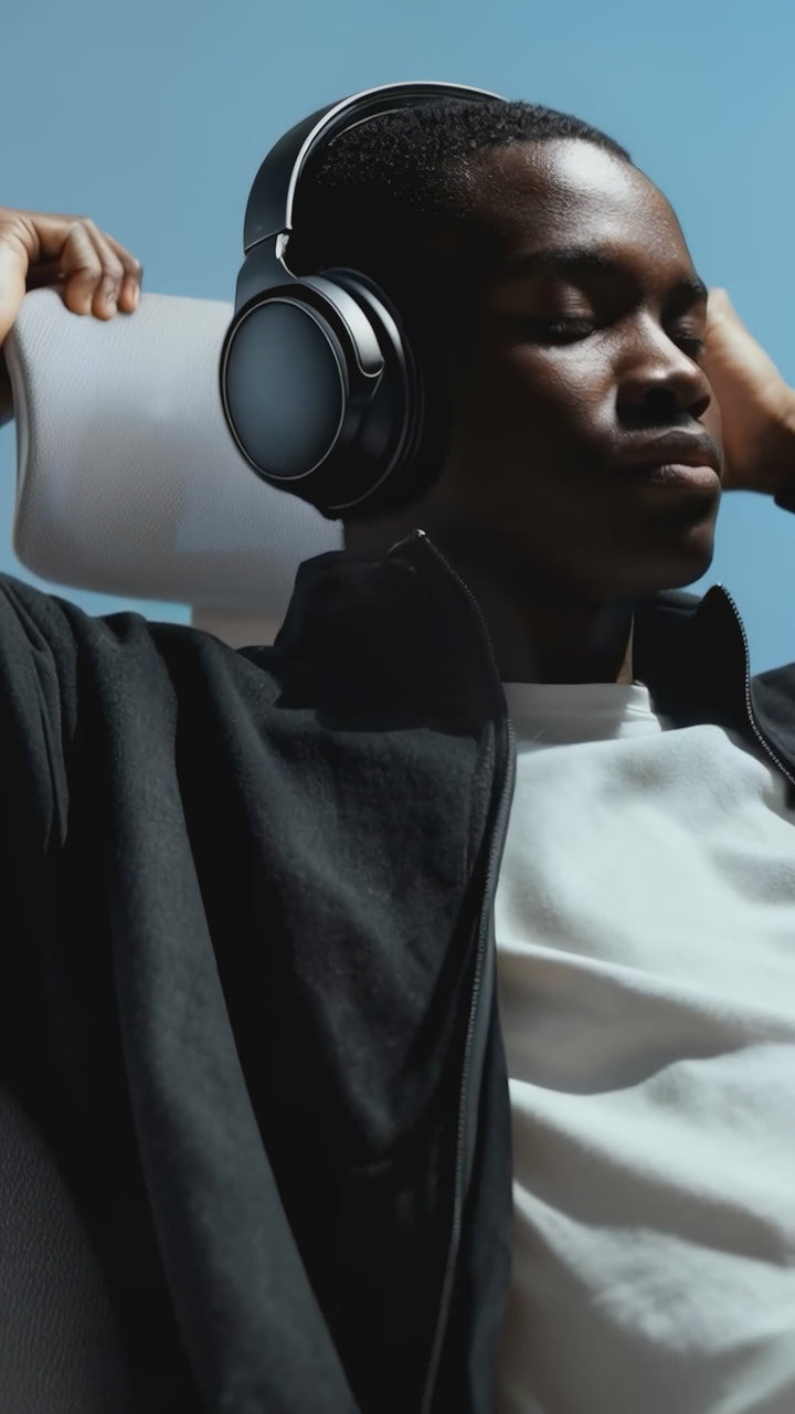 Person using a SIDIZ ergonomic chair