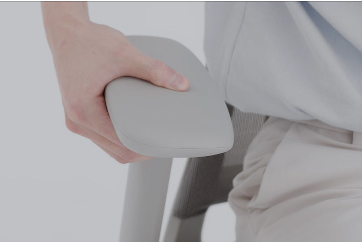 Adjusting the armrests