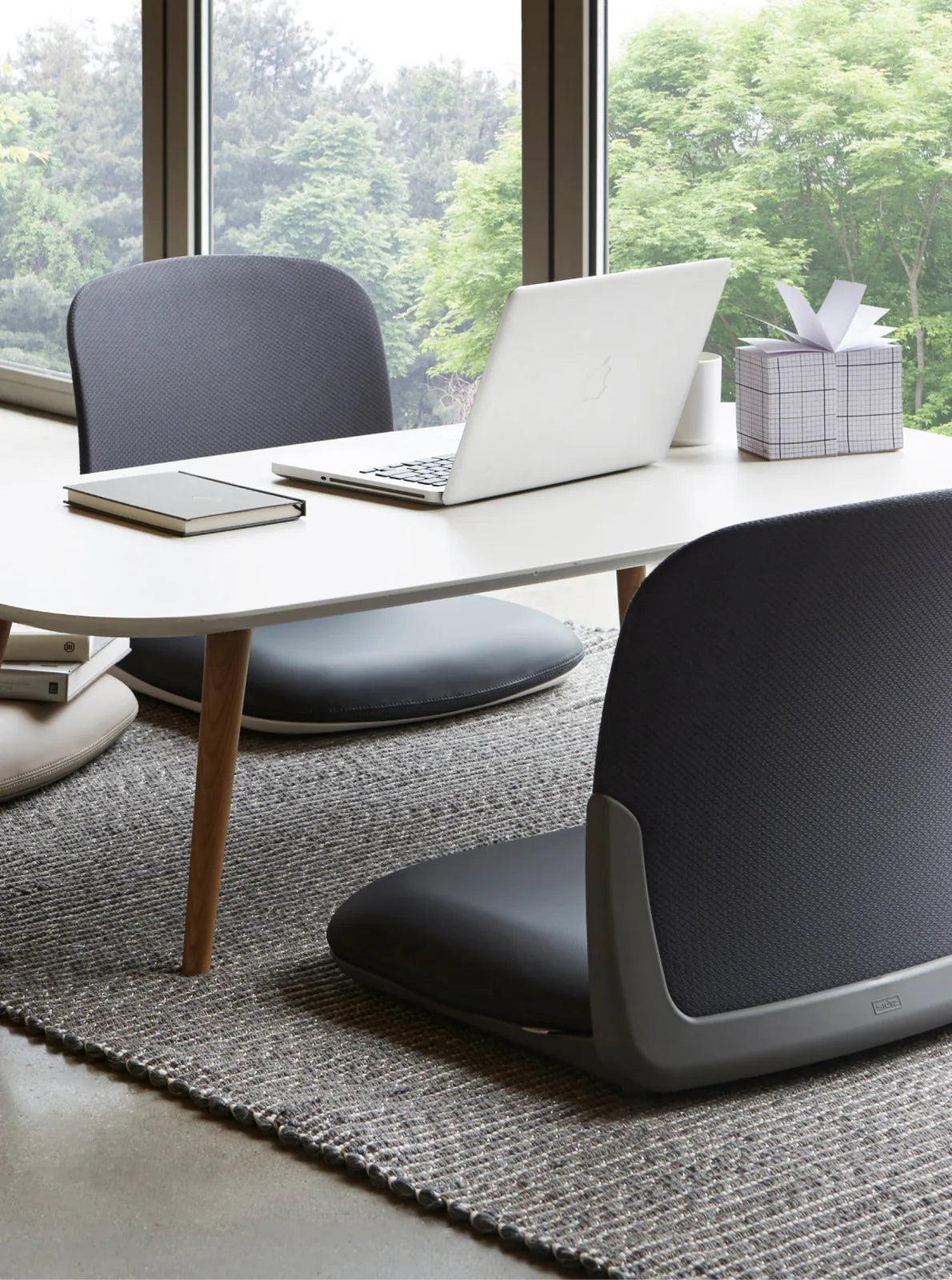 SIDIZ PILLO compact floor chair